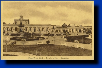 Plaza 19 de Abril hace mucho aos. De fondo de aprecia la Jefatura de Polica.